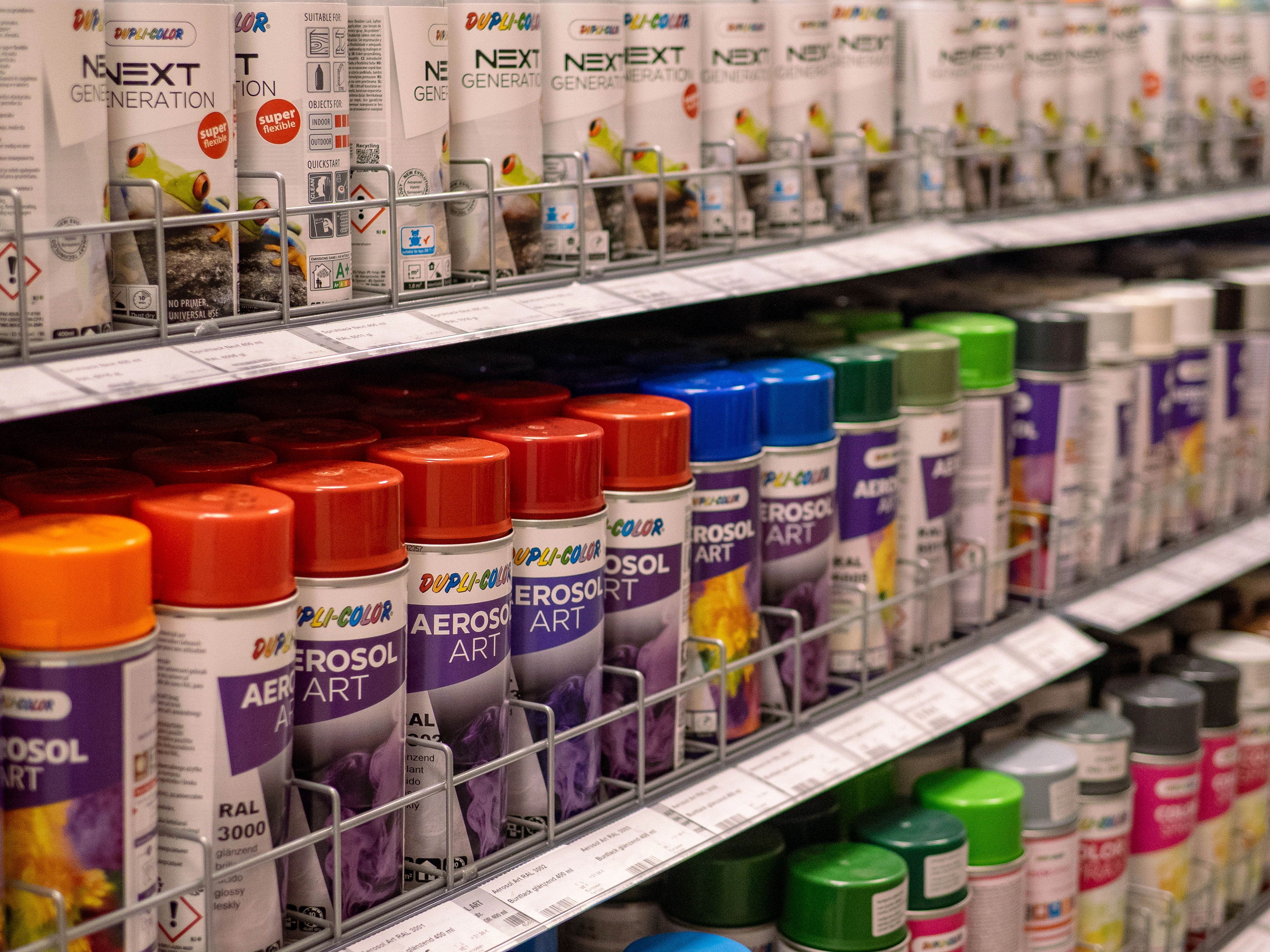 Regal mit der Auswahl unserer Farbdosen im Baumarkt Landfuxx Much.