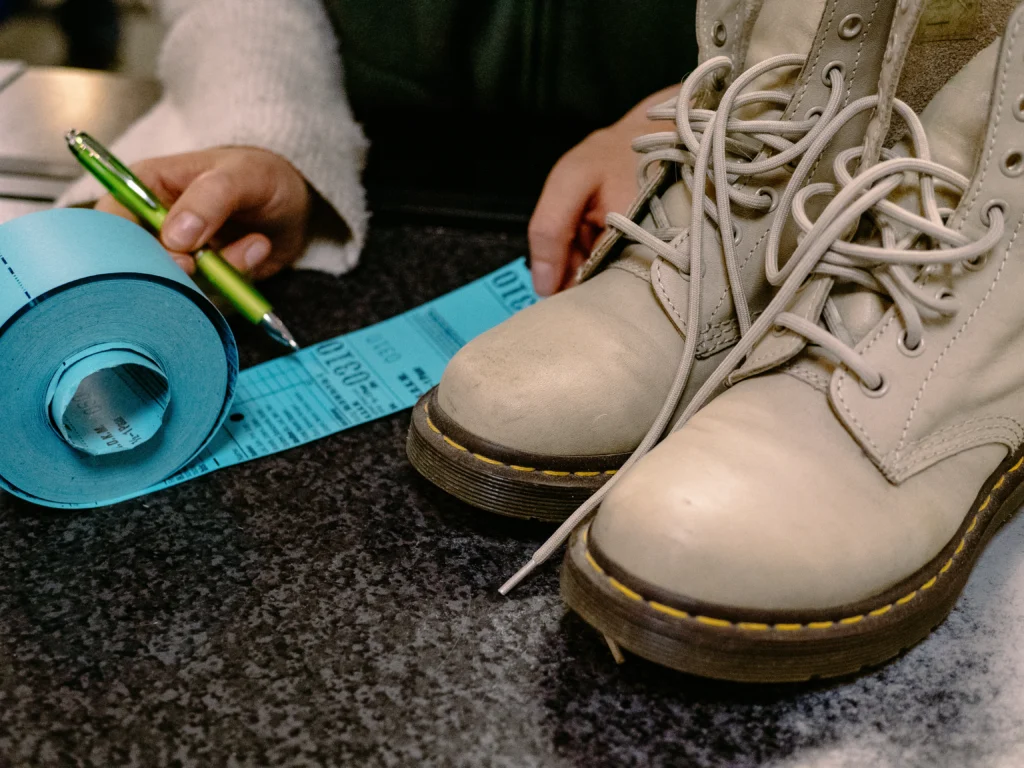 Sie können bei uns im Landfuxx unkompliziert Ihre Schuhe zur Reparatur beim Schuster abgeben und erhalten eine Abholmarke von uns.