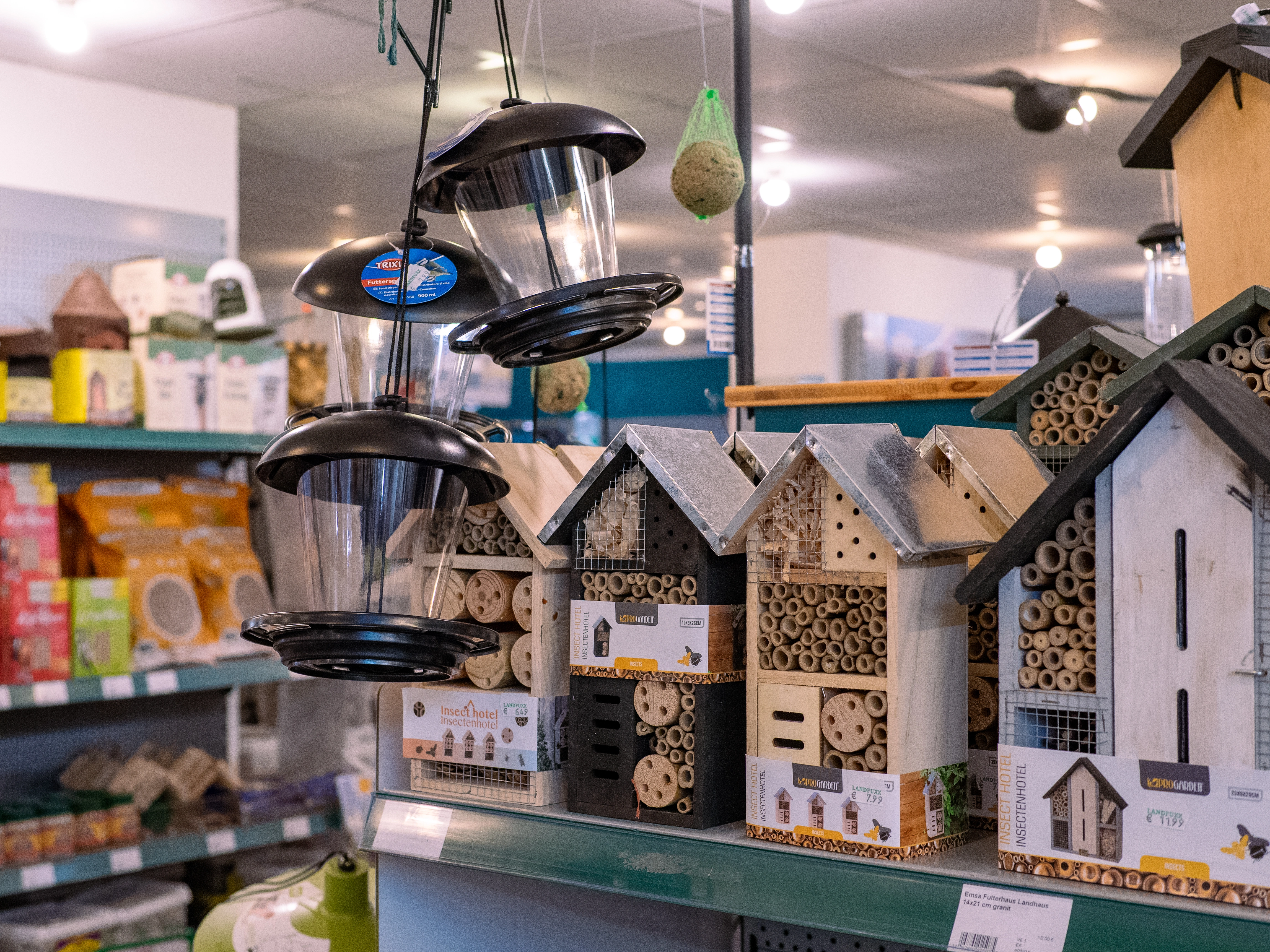 Unser breites Angebot an Vogelhäusern, Vogelfutter und Insektenhotels im Landfuxx Much.