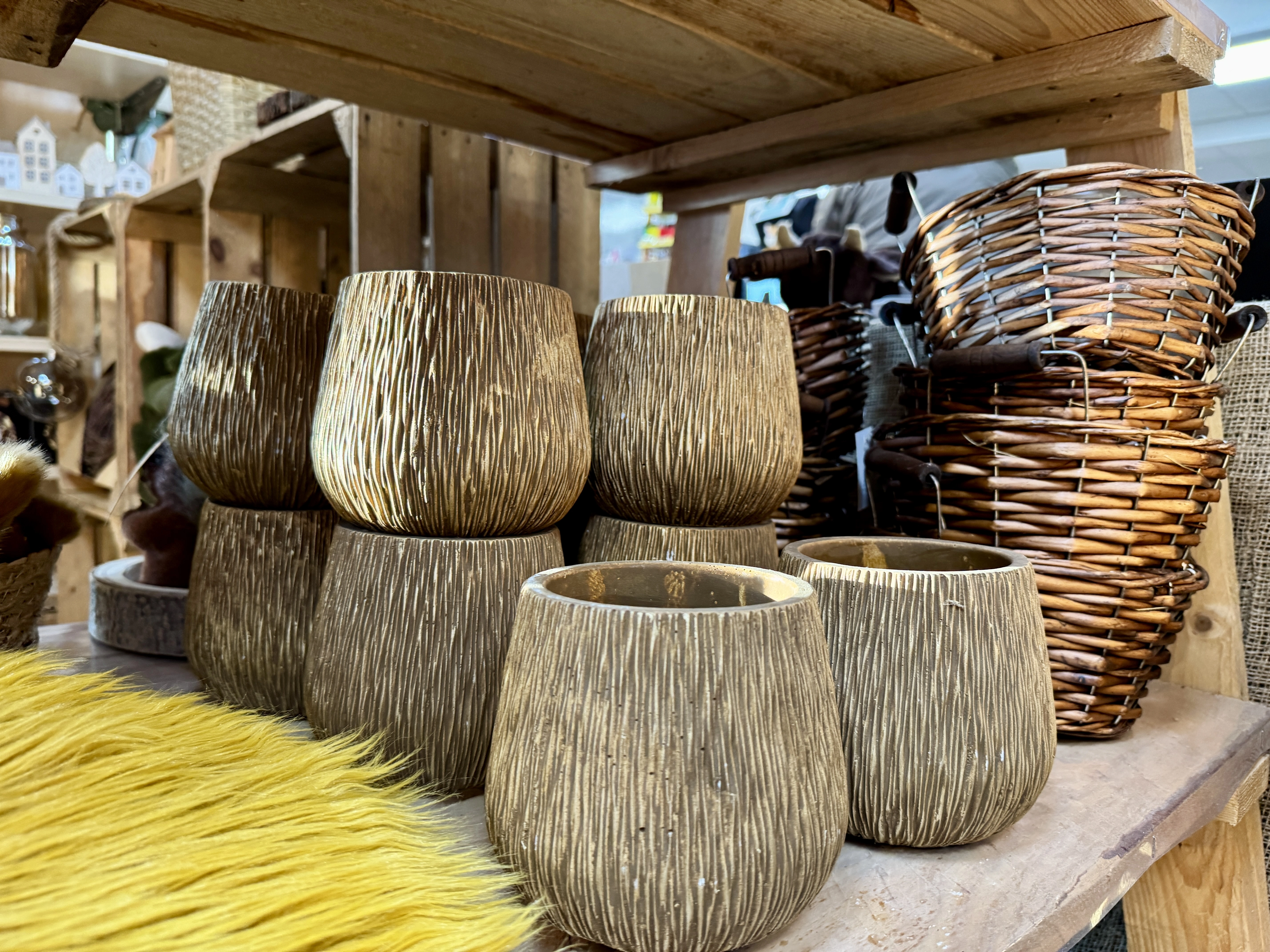 Braune Blumentöpfe und dekorative Körbe im Landfuxx Much.