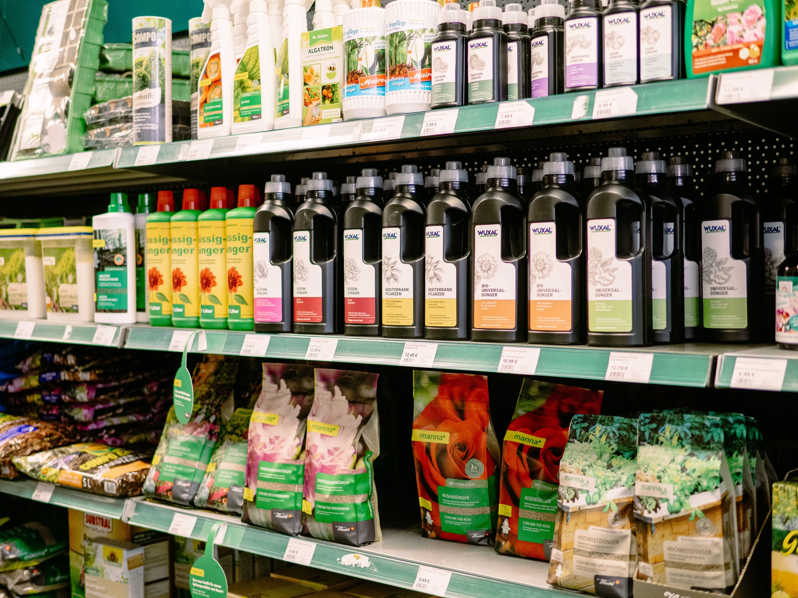 Regal mit einer grossen Auswahl an Dünger von beispielsweose manna und WUXAL im Landfuxx Much.