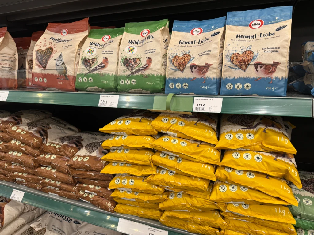Verschiedene Futtermixe für Vögel von der Marke elles.