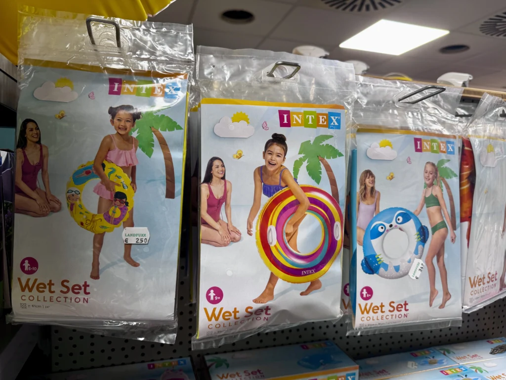 Schwimmringe von INTEX in vielen verschiedenen Farben und Motiven im Landfuxx Much