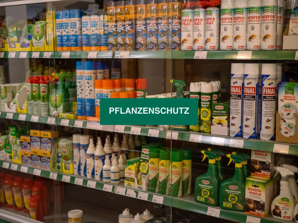 Regal mit Pflanzenschutz mit Landfuxx Much