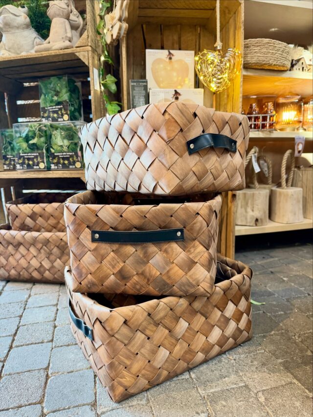 ✨ So schön kann Kisten stapeln sein ✨
Unsere Aufbewahrungsboxen aus Holz und unsere Körbe in verschiedenen Größen bringen Struktur und Gemütlichkeit in dein Zuhause 🤍
Perfekt für Deko, Bastelsachen, Decken & alles, was sonst gerne herumliegt.

Komm vorbei und finde deine Lieblingsstücke bei uns im Markt! 🦊

#immererstzumlandfuxx #landfuxx #landfuxxmuch #much #dekoideen