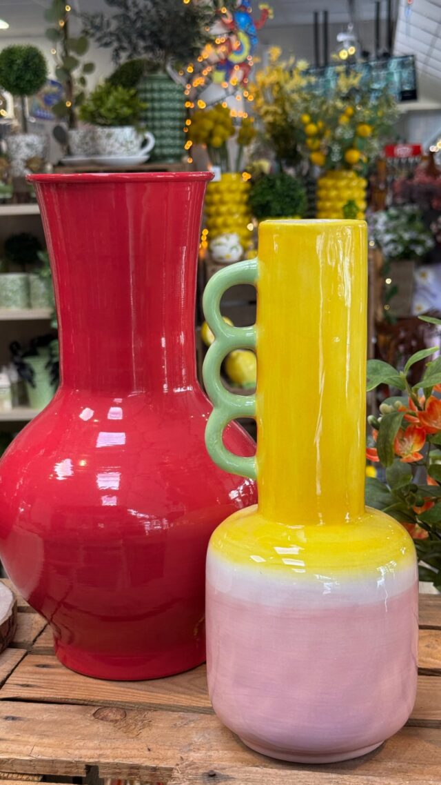 🌼 Entdecke unsere sommerlichen Vasen im Landfuxx Much 🌼

Bei uns im Markt findest du bunte Hingucker, fruchtige Designs und besondere Formen. Unsere Vasen sind mit und ohne Blumen ein echter Eyecatcher ☺️

Welche Vase gefällt dir am besten? 🧡