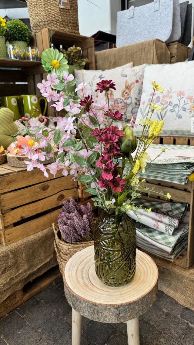 Der Vorteil an Kunstblumen: Du hast gaaaanz lange was davon 🌼😍

Dir gefällt die Inspiration? Dann folge uns gerne für mehr Deko-Ideen aus dem Landfuxx Much 🦊