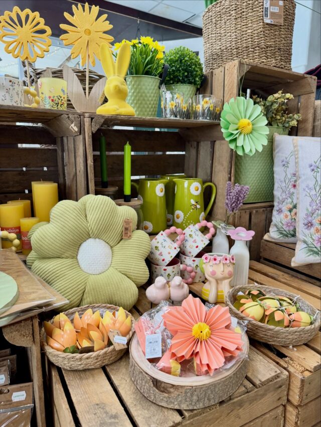 Nur noch eine Woche bis Ostern! 🐣🌼

Deckt euch jetzt noch schnell mit schöner Osterdeko für die Feiertage ein. Im Landfuxx Much findet ihr schöne Anhänger für Zweige und Sträucher, Kissenbezüge und Tischdeko für den Osterbrunch. 🐰

Folgt uns gerne und verpasst kein Update aus dem Markt! 🦊🧡