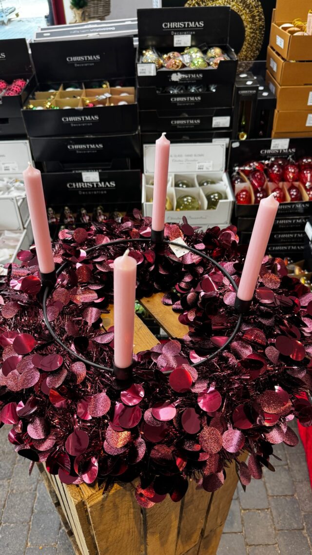 ✨ Adventskranz-Inspo ✨

Für alle Weihnachtsliebhaber unter euch, die schon voller Vorfreude auf die Vorweihnachtszeit sind, zeigen wir im Reel, wie ihr aus schimmernden Türkränzen ganz easy einen besonderen Adventskranz zaubert. 

Alle Materialien von Kränzen in Rot und Gold über Kerzen in verschiedenen Farben bis hin zu Schleifen und Kugeln zum Dekorieren bekommt ihr bei uns im Landfuxx Much 🧡🦊

Habt ihr schon eine Idee, wie euer Adventskranz dieses Jahr aussehen soll? 

WEIHNACHTEN
WEIHNACHTSDEKO 
ADVENTSKRANZ 
BAUMARKT 
MUCH
